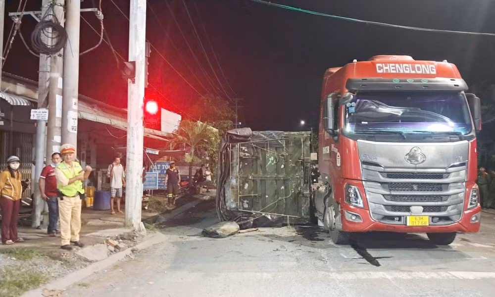 Hiện trường vụ lật xe.