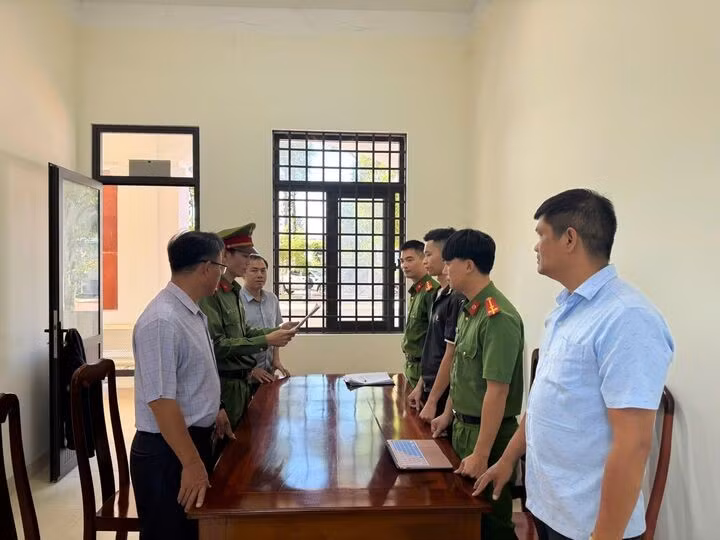 Công an tỉnh tống đạt quyết định khởi tố bị can đối với Phạm Quốc Cường. (Ảnh: C.A)
