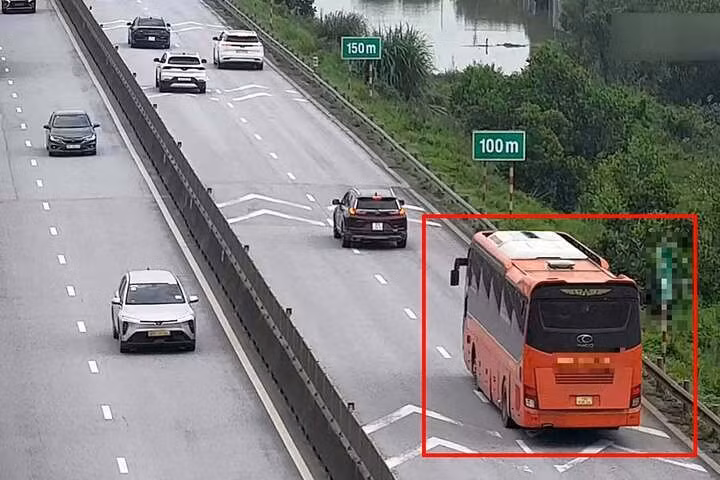 Ô tô vi phạm quy định về khoảng cách an toàn trên cao tốc.