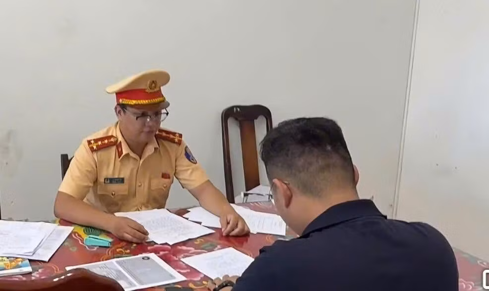 Hình ảnh ông T. xe vượt đèn đỏ và được cơ quan Công an mời về làm việc, lập biên bản.