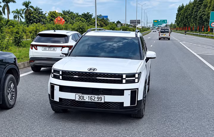 Chiếc xe đi ngược chiều khiến nhiều xe khác phải dừng hoặc giảm tốc độ để tránh. (Ảnh cắt từ clip).