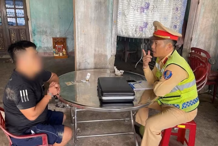 Cán bộ Phòng CSGT Công an tỉnh Quảng Trị đang làm việc, lấy lời khai của tài xế Hoàng Văn Q. (Ảnh: Công an Quảng Trị)