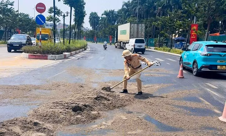 Đội CSGT đường bộ số 6 khắc phục sự cố, bảo đảm giao thông trên tuyến. (Ảnh: CACC)