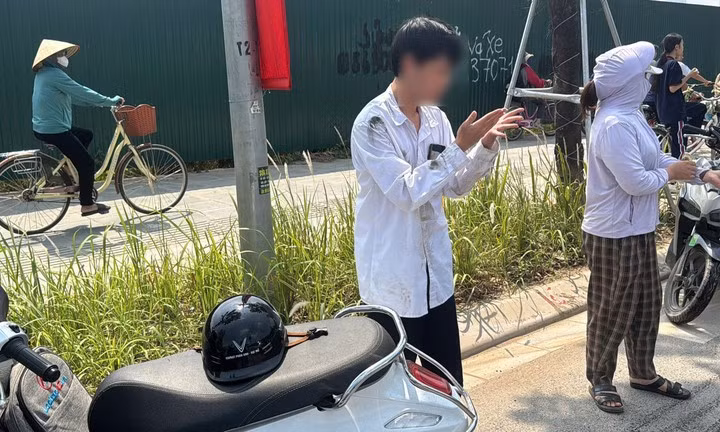 Một số người đi xe máy bị ngã do dầu chảy ra đường. (Ảnh: CACC)