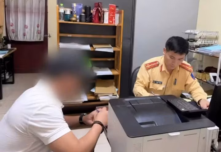 Lực lượng chức năng làm việc với tài xế Nguyễn X.P.
