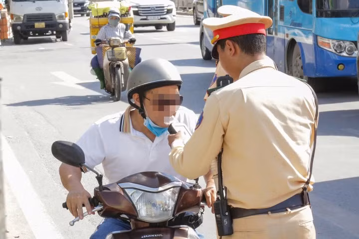 Lực lượng CSGT kiểm tra nồng độ cồn tại khu vực nút giao Giải Phóng - Trương Định. (Ảnh: V.Y.)