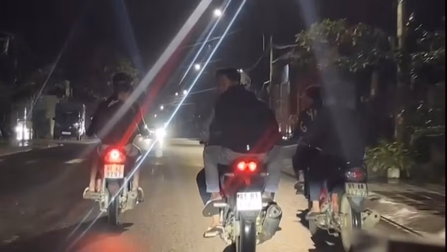 Các thanh thiếu niên vô tư điều khiển xe máy dàn hàng ngang không đội mũ bảo hiểm trên đường. Ảnh chụp màn hình
