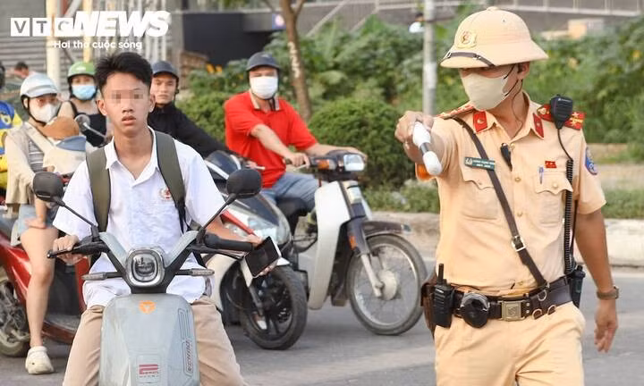CSGT phát hiện nam sinh lái xe đạp điện không đội mũ bảo hiểm.