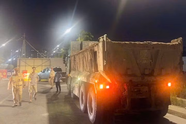 CSGT kiểm tra, xử lý tài xế tô tải để bùn đất che mờ biển số.