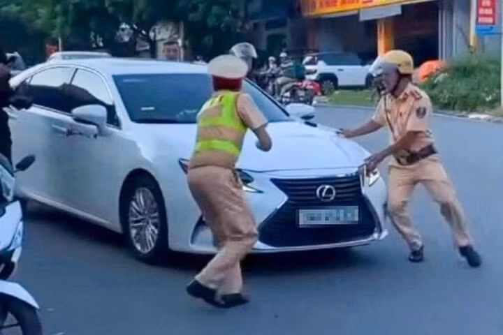 Nữ tài xế lên xe bỏ chạy khi lực lượng chức năng đang kiểm tra. (Ảnh: Chụp màn hình)