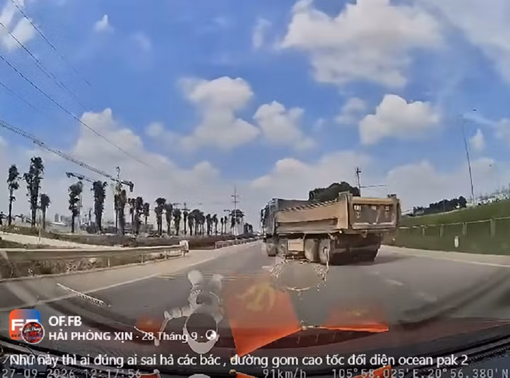 Chiếc ô tô phía sau không giảm tốc mà tiếp tục tăng ga, tốc độ có thời điểm vượt 90 km/h. (Ảnh cắt từ video).