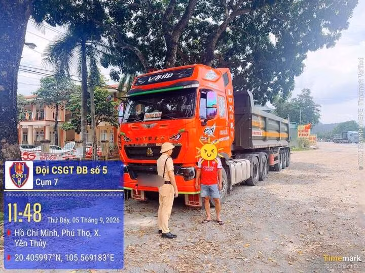 Tại Phú Thọ, một xe đầu kéo cũng bị phát hiện vẫn lưu thông dù Giấy chứng nhận kiểm định đang trong thời gian bị tước.