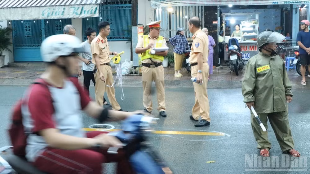 Lực lượng Phòng Cảnh sát giao thông Công an thành phố Đồng Nai có mặt tại hiện trường xử lý vụ tai nạn.(Ảnh: THIÊN VƯƠNG)