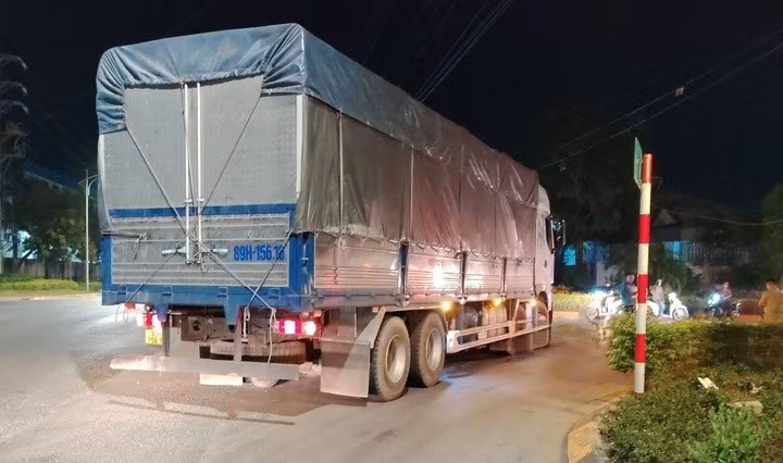 Hiện trường vụ TNGT khiến hai mẹ con nạn nhân tử vong thương tâm.