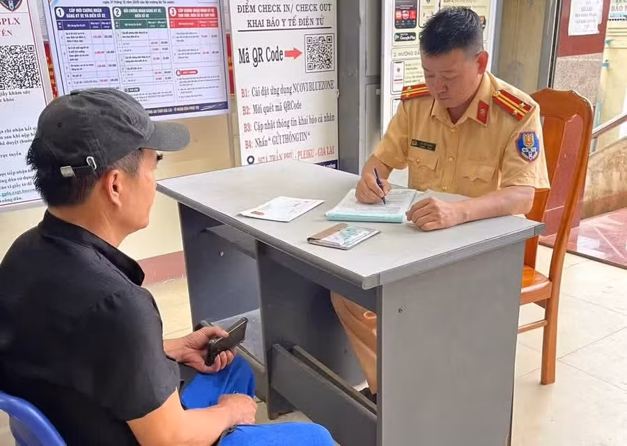 Lực lượng CSGT đã xử phạt tài xế T. số tiền 5 triệu đồng. Ảnh: Quang Hải
