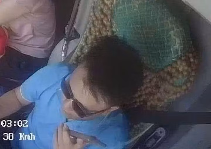 Camera giám sát ghi lại cảnh tài xế L.V.V. nghe điện thoại và không thắt dây đai an toàn khi điều khiển xe khách đi trên quốc lộ 47 đoạn qua xã Triệu Sơn. (Ảnh: Công an tỉnh Thanh Hoá)