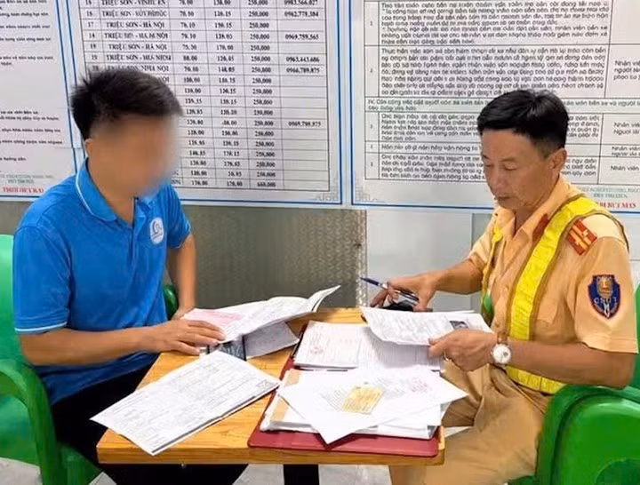 Cán bộ Phòng CSGT Công an tỉnh Thanh Hoá làm việc, lập biên bản vi phạm hành chính với tài xế L.V.V. (Ảnh: Công an Thanh Hoá)