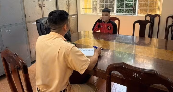 CSGT tiên hành làm việc với thiếu niên trên.