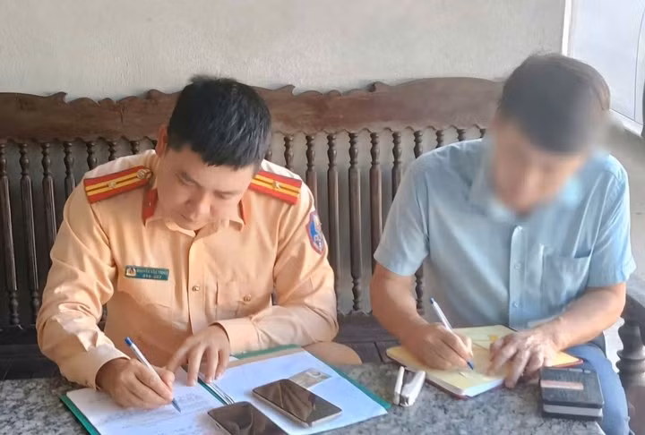 Lực lượng CSGT lập biên bản vi phạm với tài xế Đ.V.T. (Ảnh: Công an Thanh Hoá)