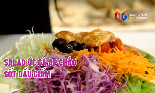 Salad ức gà áp chảo sốt dầu giấm