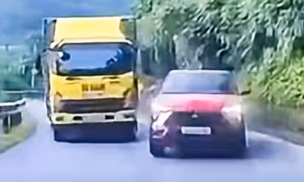 Vượt ẩu trên đường cong, tài xế bị người dân ghi hình gửi CSGT