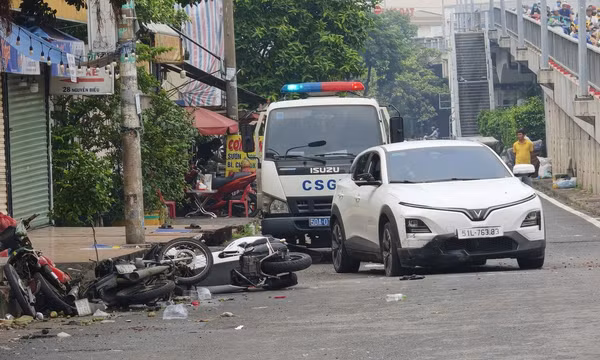 Ô tô 'lùa' 5 xe máy trước quán nhậu ở TP.HCM