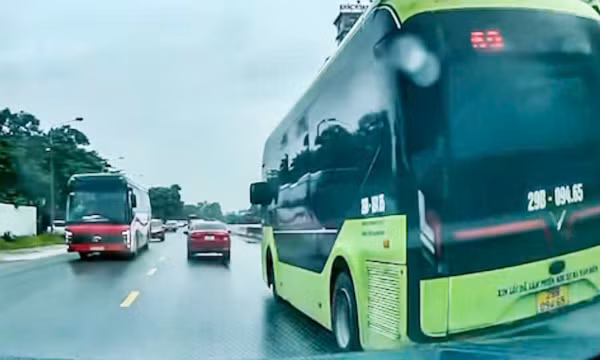 Xử phạt tài xế xe buýt ở Hà Nội vượt ẩu trên quốc lộ