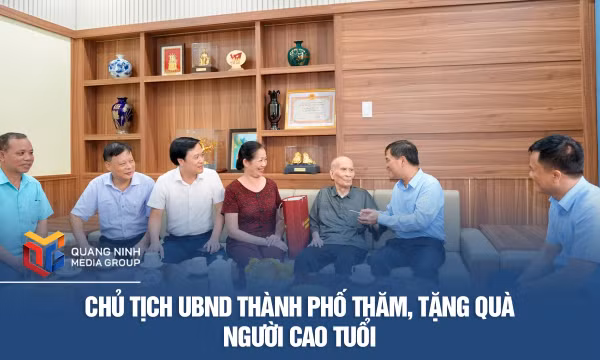 Chủ tịch UBND thành phố thăm, tặng quà người cao tuổi