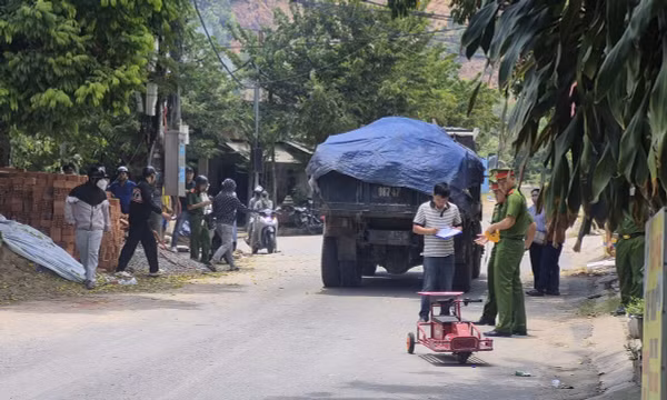 Va chạm xe tải chở vật liệu, bé trai tử vong thương tâm