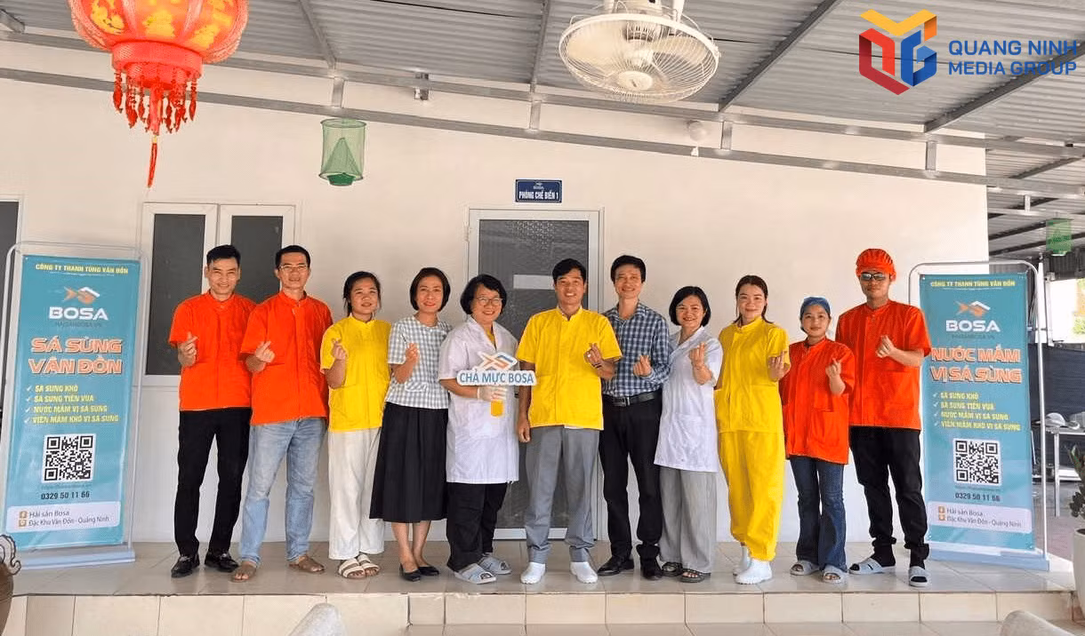 Nhóm cán bộ thực hiện Dự án tại Công ty TNHH Thanh Tùng Vân Đồn. Ảnh: Trung tâm Khuyến nông và Quản lý bảo vệ, phát triển rừng cung cấp.