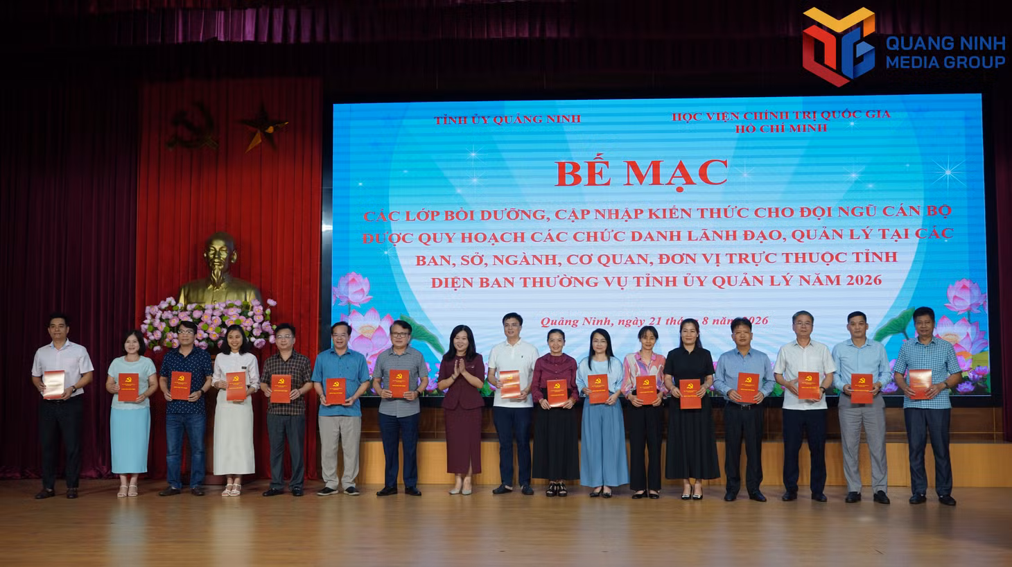 Các học viên nhận giấy chứng nhận tốt nghiệp.