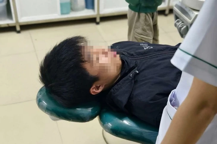Em Nguyễn Quang S được đưa đi kiểm tra sức khỏe.
