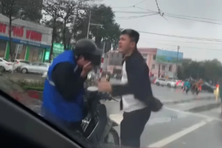 Em S bị đánh phải ôm mặt. Ảnh cắt từ clip.