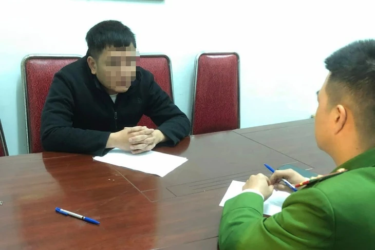 Công an làm việc với Hoàng.