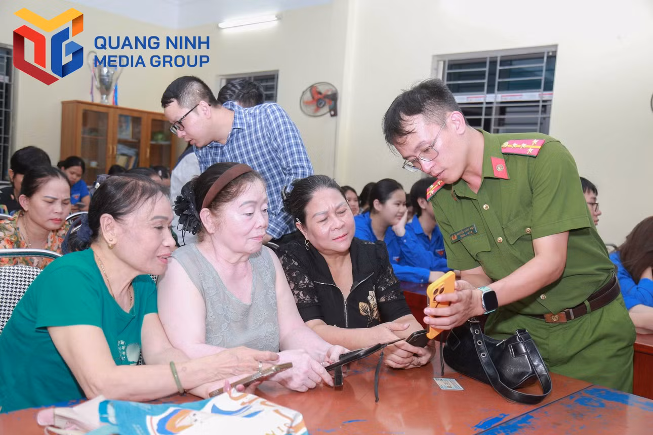 dai-dien-cong-an-phuong-huong-dan-nguoi-dan-khu-pho-nguyen-binh-truc-tiep-su-dung-cac-tien-ich-tren-ung-dung-vneid.jpg