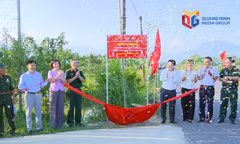 Gắn biển công trình tuyến đường mẫu, ra mắt các mô hình tại xã Quảng Tân