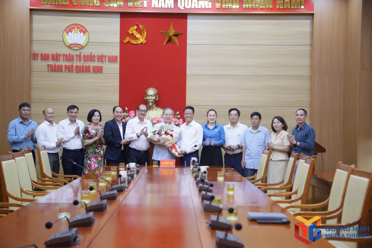 Đồng chí Vũ Quang Trực, Phó Chủ tịch Ủy ban MTTQ thành phố, tặng hoa chúc mừng Đoàn đại biểu Hội Người cao tuổi thành phố dự Đại hội đại biểu toàn quốc Hội Người cao tuổi Việt Nam lần thứ VII, nhiệm kỳ 2026-2031.