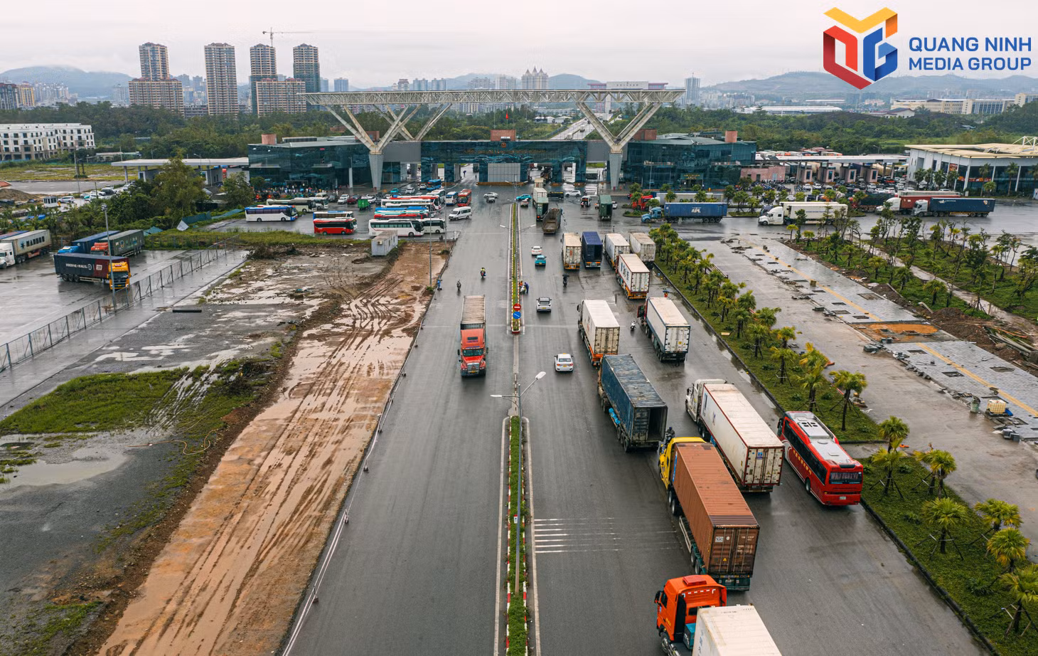 bqn_tr_anh-1-nhip-giao-thuong-soi-dong-tai-cua-khau-quoc-te-mong-cai-cung-dat-ra-yeu-cau-ngay-cang-cao-ve-bao-dam-an-ninh-trat-tu-tren-vung-dat-mo.jpg