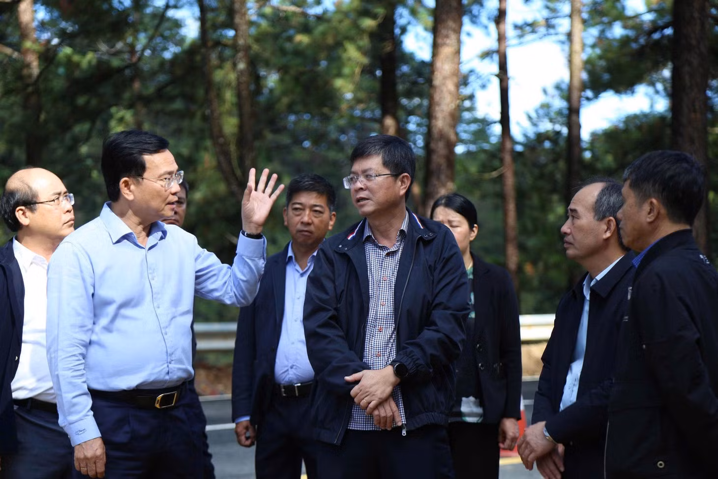 Chủ tịch UBND tỉnh Hồ Văn Mười cùng lãnh đạo UBND tỉnh, các sở, ngành kiểm tra chỉ đạo sau vụ sạt lở tại đèo Prenn hôm 21/9. Ảnh: Nguyễn Lương