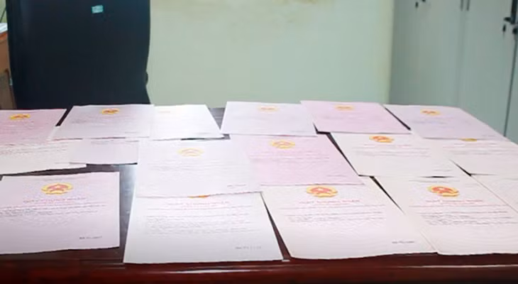 ... cùng tang vật vụ án là những bìa đỏ được làm giả - Ảnh Công an Nghệ An
