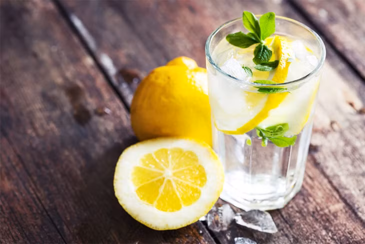 Nước chanh giàu vitamin C thiết yếu cho cơ thể. Ảnh: Shutterstock