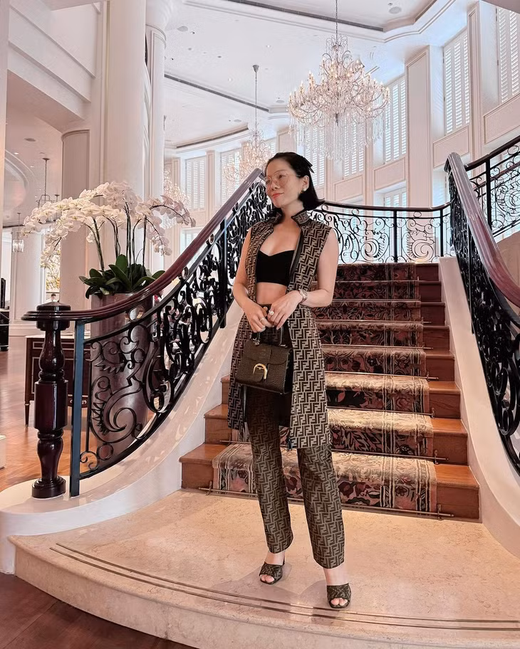 Lệ Quyên thường mặc set đồ xa xỉ có họa tiết đồng điệu, nhằm tiết kiệm thời gian phối các món riêng lẻ nhưng vẫn đảm bảo thẩm mỹ. Đây là phong cách nổi tiếng ở thập niên 70, 80. Nhiều người cho rằng cách mặc này tôn đường cong đáng ngưỡng mộ ở tuổi ngoài 40 của ‘chị đẹp' nhưng cũng khiến cô bị ’sến’.