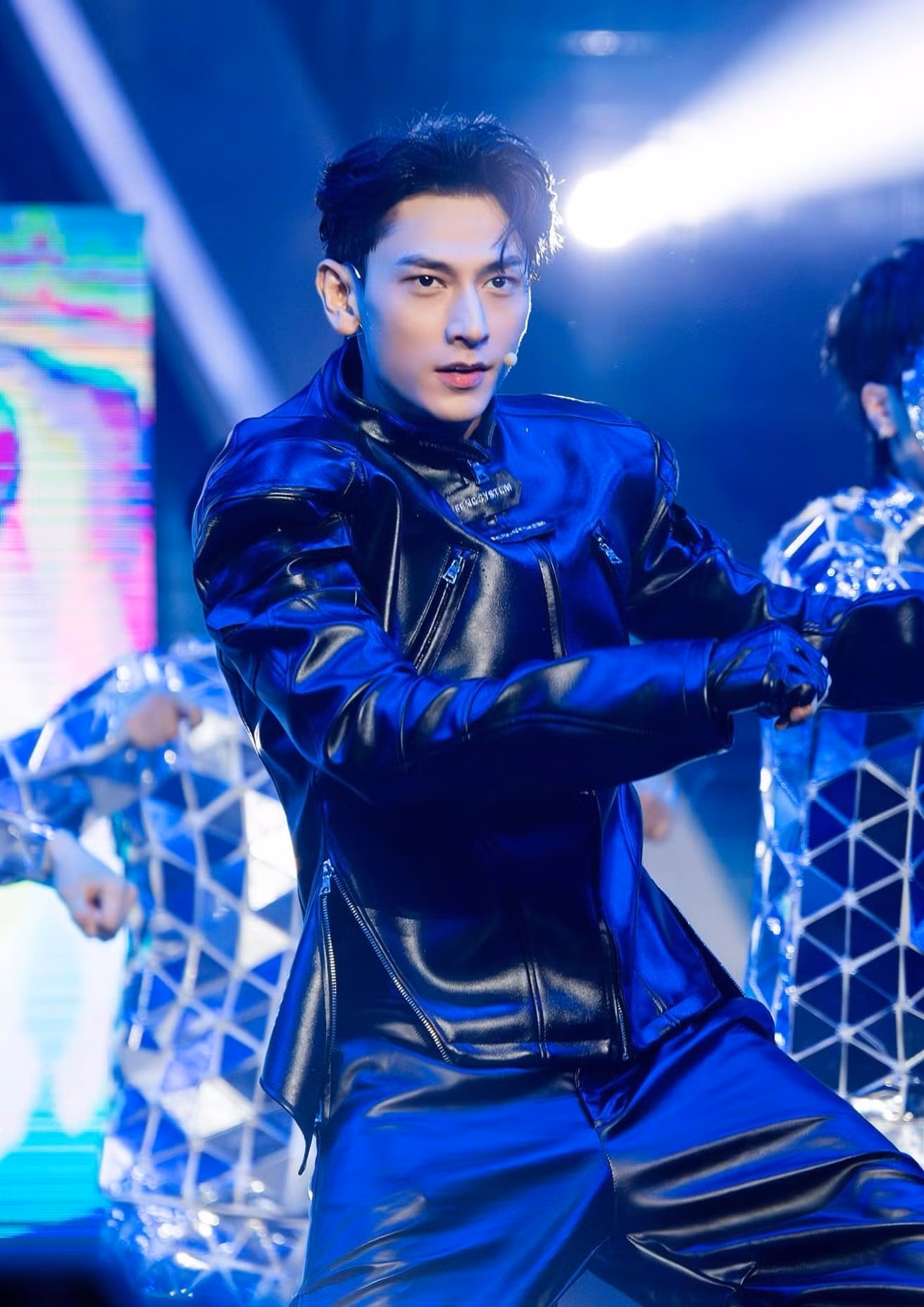 Fan Isaac có nhiều kế hoạch để ủng hộ thần tượng trong cuộc chơi Anh trai "say hi". Ảnh: FBNV.