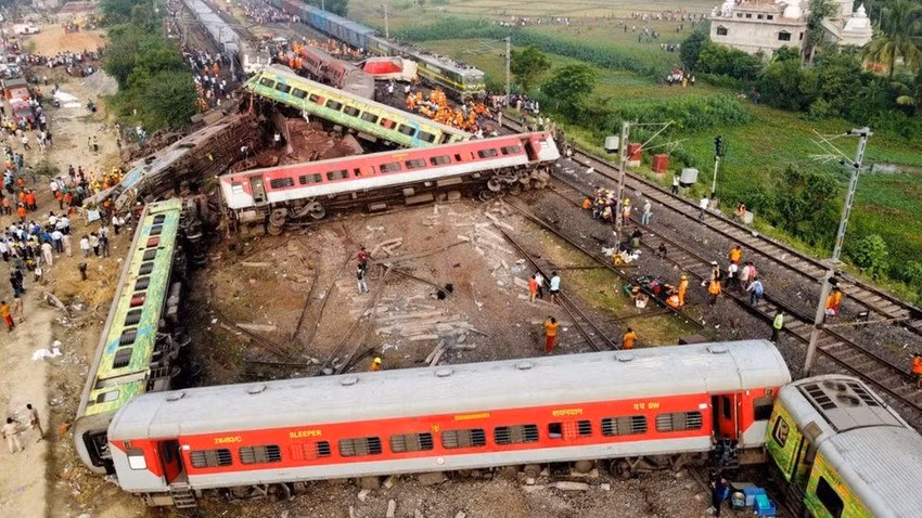Hiện trường các toa tàu bị trật khỏi đường ray ở bang Odisha (Ấn Độ) ngày 3-6. Ảnh: BBC