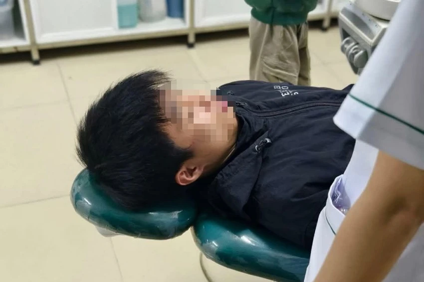 Em Nguyễn Quang S được đưa đi kiểm tra sức khỏe.