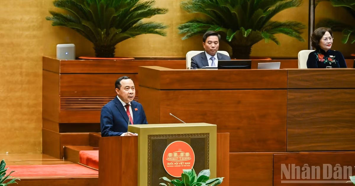 Bộ trưởng Khoa học và Công nghệ Vũ Hải Quân, thừa ủy quyền của Thủ tướng Chính phủ, trình bày Tờ trình về dự án Luật sửa đổi, bổ sung một số điều của Luật Đo lường. (Ảnh: DUY LINH)