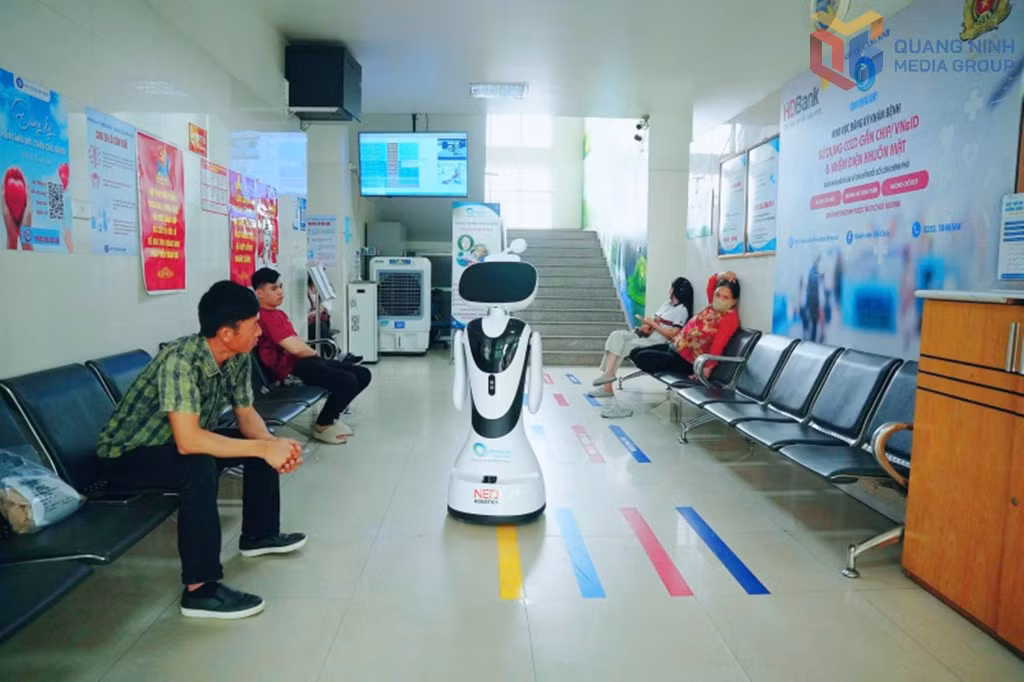 Bệnh viện Bãi Cháy đang thí điểm ứng dụng robot nhằm hỗ trợ hướng dẫn người bệnh.
