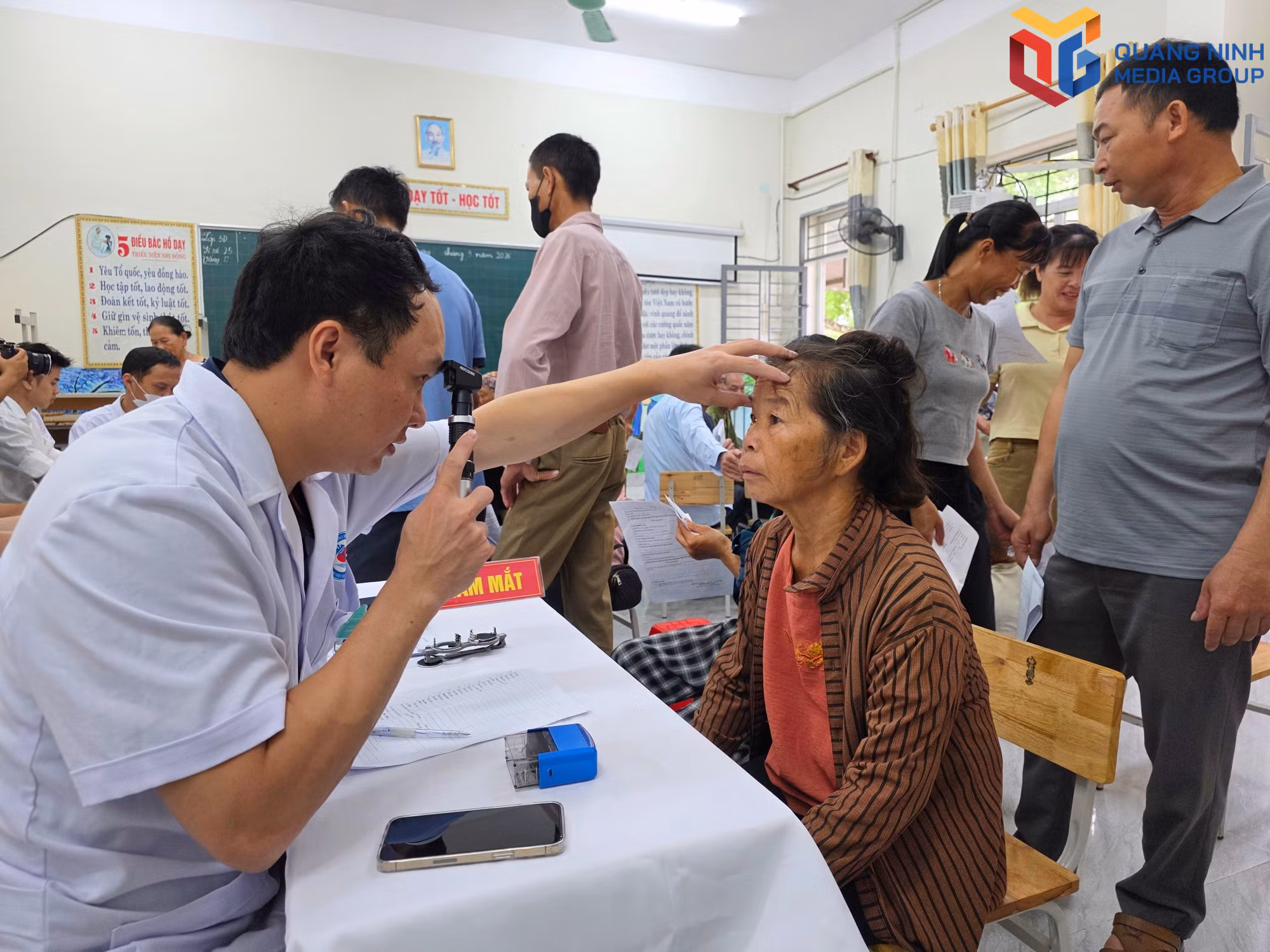 bqn_tr_13-bac-si-kham-mat-cho-nguoi-dan-xa-quang-ha-trong-chuong-trinh-kham-suc-khoe-dinh-ky-kham-sang-loc-mien-phi-nam-2026.jpg