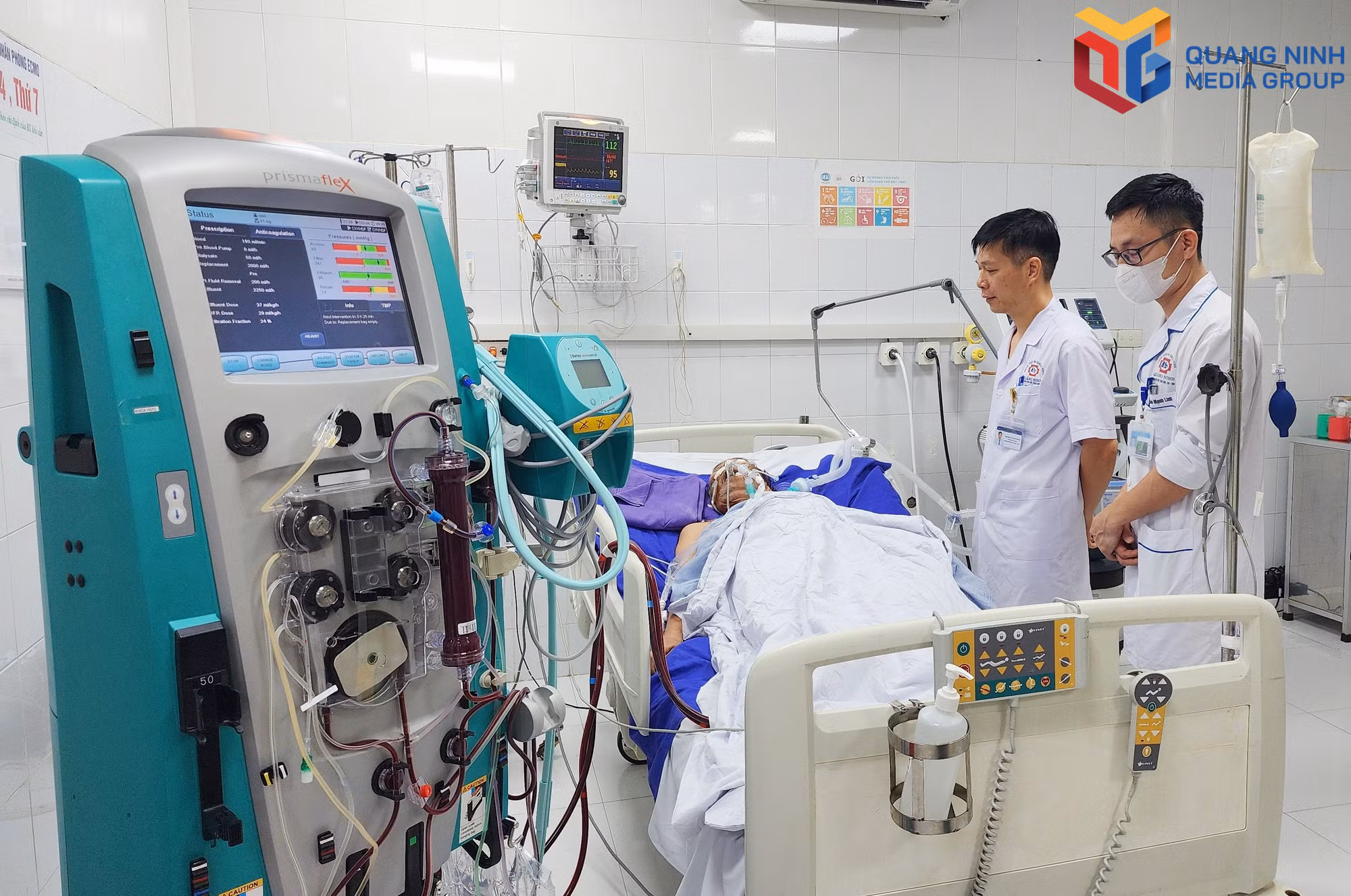 bqn_tr_17-cac-y-bac-si-khoa-hoi-suc-tich-cuc-chong-doc-dot-quy-benh-vien-da-khoa-tinh-theo-doi-dieu-tri-benh-nhan-trong-qua-trinh-ho-tro-tuan-hoan-bang-ecmo.jpg