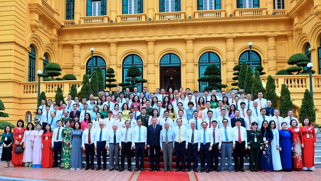 2529012-tong-bi-thu-chu-tich-nuoc-to-lam-chup-anh-chung-voi-cac-nha-bao-tieu-bieu-anh-van-diep-ttxvn-18013011.png